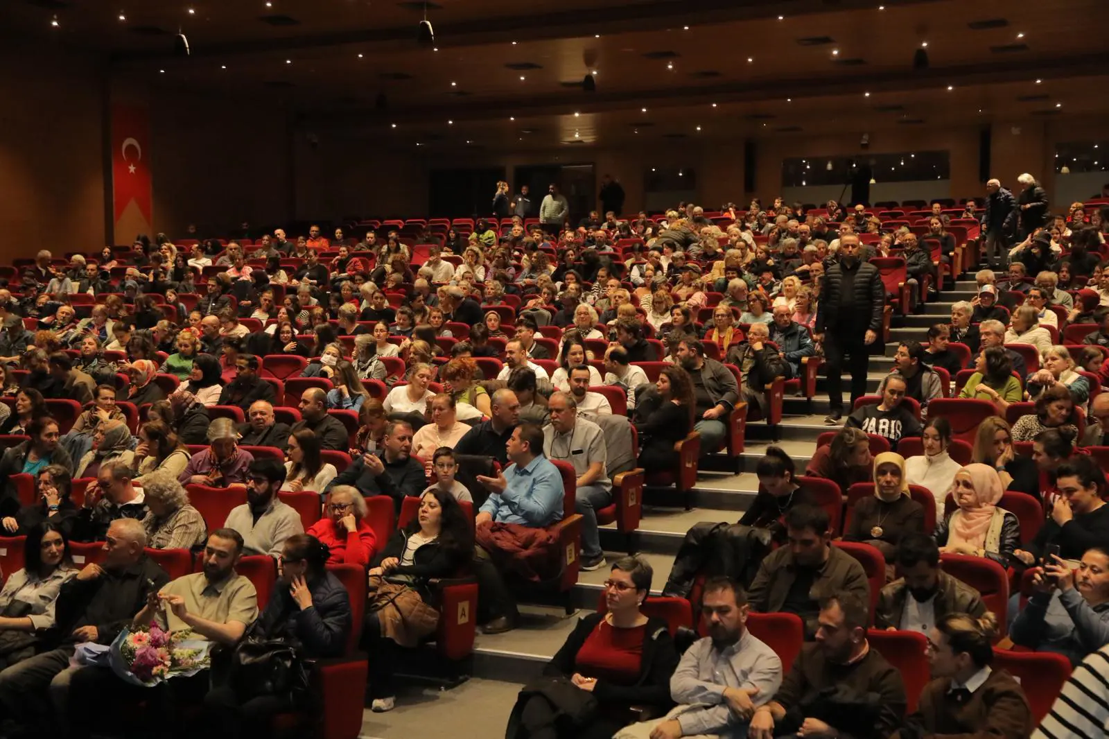 “KUŞLAR” TİYATRO OYUNUNA BÜYÜK İLGİ galeri görseli